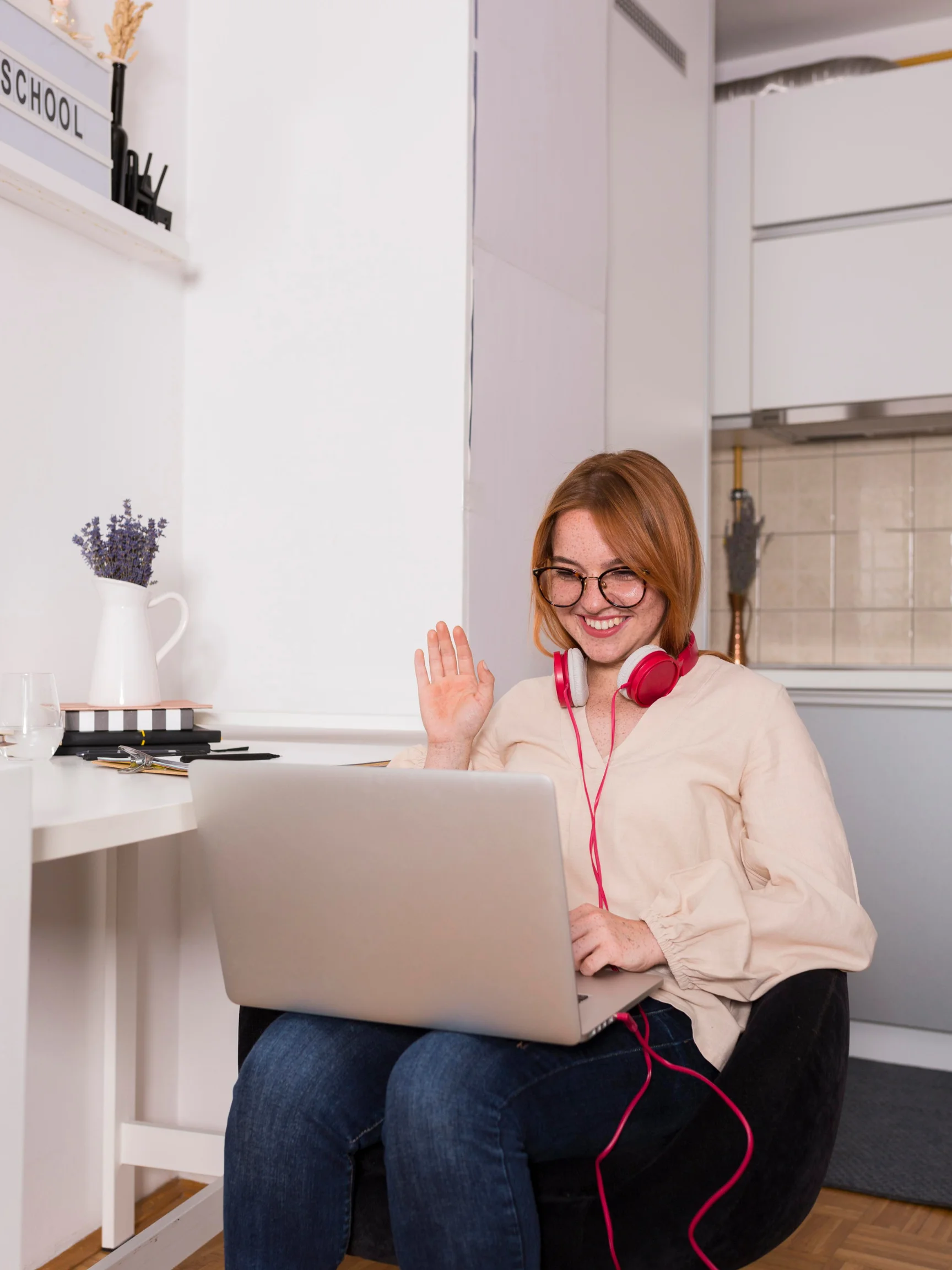 Profesional trabajando de forma remota en gestión de nómina y outsourcing para empresas en República Dominicana